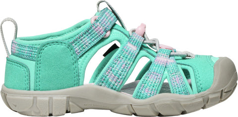 Kind trägt die KEEN Halbsandale SEACAMP II CNX in türkis und rosa beim Spielen im Sand