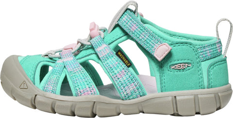 Detailaufnahme der verstellbaren Klettverschlüsse an der KEEN Halbsandale SEACAMP II CNX in türkis und rosa