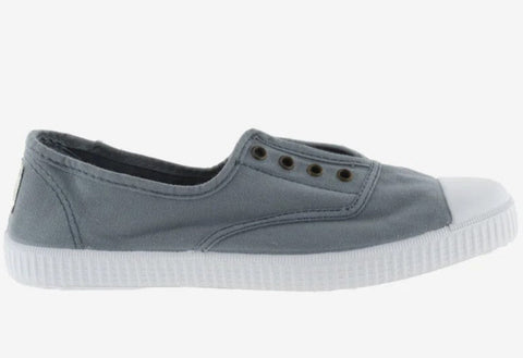 Bequemer und modischer Slip-On-Sneaker in graublau mit glänzenden Details