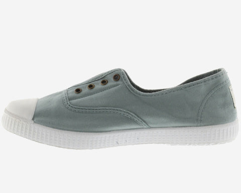  Trendiger Slip-On-Sneaker mit auffälligem Jade-Farbton 