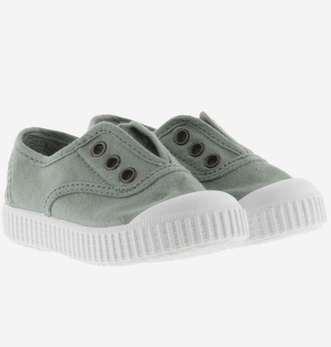Bequeme Slip-On-Sneaker in Jade-Grün mit weißer Sohle und elastischem Einstieg