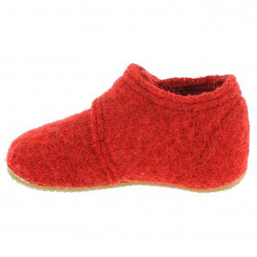  Cozy slipper with red color and stylish design 