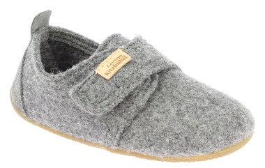 LIVING KITZBÜHEL Hausschuh 3821-610 - grau - Front view of cozy gray slippers with wool lining and red stitching detail