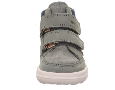 Vorderansicht des SUPERFIT Schuhs SUPERFREE 203-700 in Oliv/Blau mit Klettverschluss und weißer Sohle.