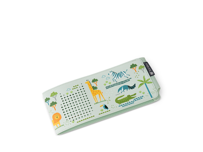 Flexibel und einfach anzuziehen, bleibt die Dschungel Safari Hülle sicher an Ort und Stelle während des Spielens