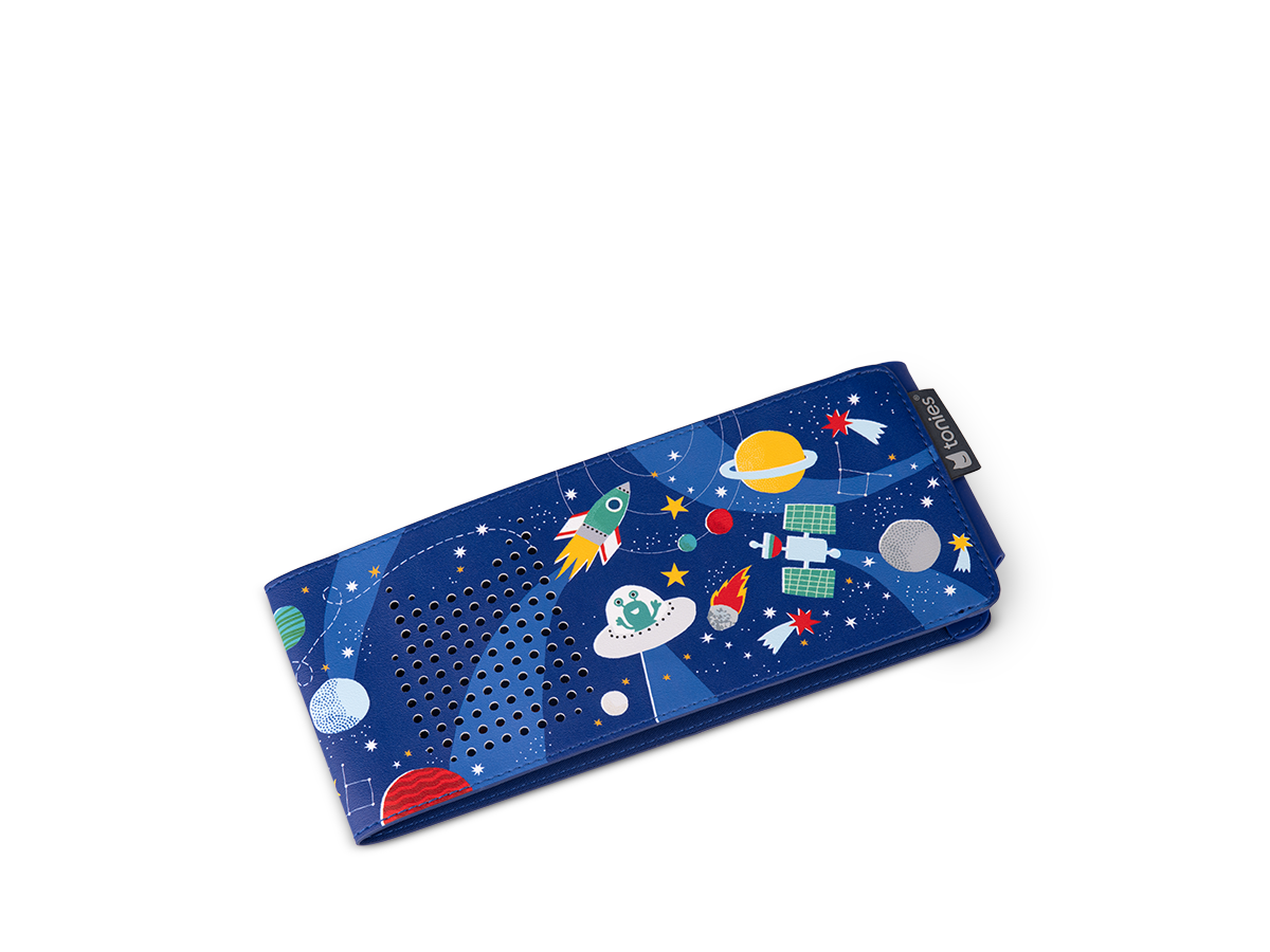 Optimales Sounderlebnis durch präzise positionierte Lautsprecheröffnungen in der liebevoll gestalteten Weltraum-Designhülle