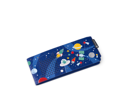 Optimales Sounderlebnis durch präzise positionierte Lautsprecheröffnungen in der liebevoll gestalteten Weltraum-Designhülle