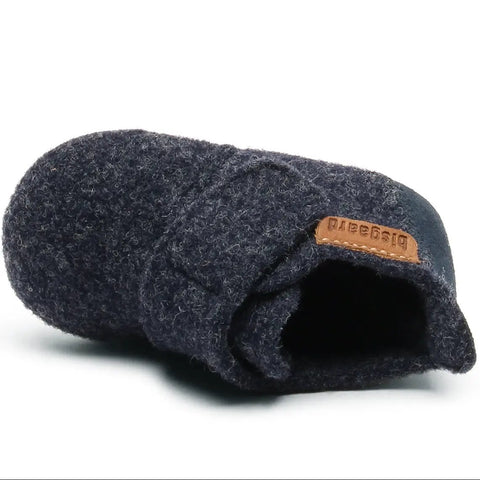 Seitenansicht des BISGAARD Hausschuh Modell 11200.999 blau aus flauschigem Wollstoff mit braunem Leder-Label.