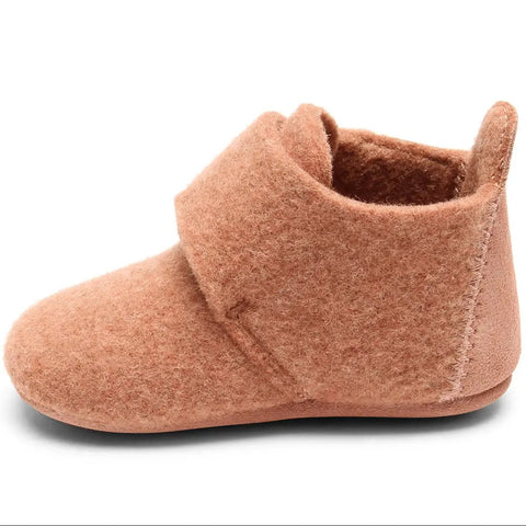 Schuhe BISGAARD Hausschuh, Seitenansicht, altrosa, flauschiges Obermaterial.