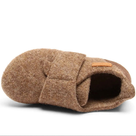 Seitenansicht des BISGAARD Hausschuh 11203-46 in camel, flauschiger Filz.