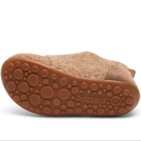 Unterseite des Hausschuhs BISGAARD 11203-46 in camel; flauschiges Obermaterial, runde Noppen-Sohle
