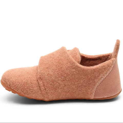 BISGAARD Hausschuh 11203.999 in Altrosa, weiches, flauschiges Obermaterial.