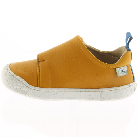 Close up of the high-quality material of ACEBO'S Barfuß Halbschuh 1376 VE, showcasing its durability and comfort