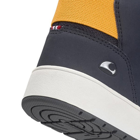 Seitenansicht des Knöchelschuhs mit wasserdichter GORE-TEX-Technologie und robuster Sohle