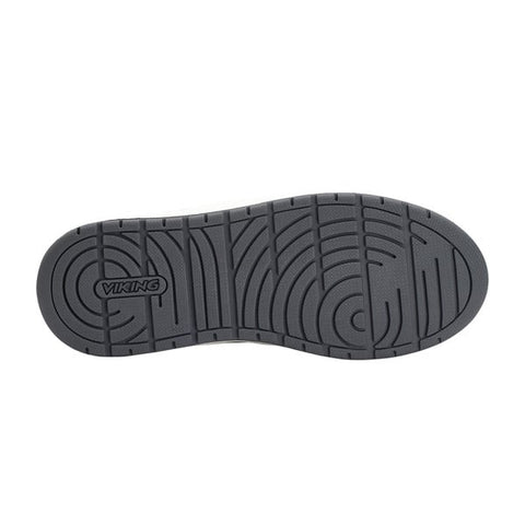 Kinderfuß in den navyfarbenen VIKING GORE-TEX Stiefeln beim Spielen im Schnee