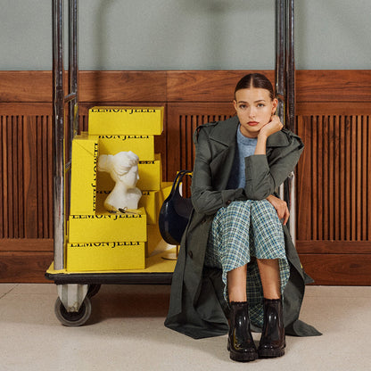 Kompletter Blick auf die schwarzen LeMON JELLY Gummistiefel COLDEN BLACK im stehenden Zustand