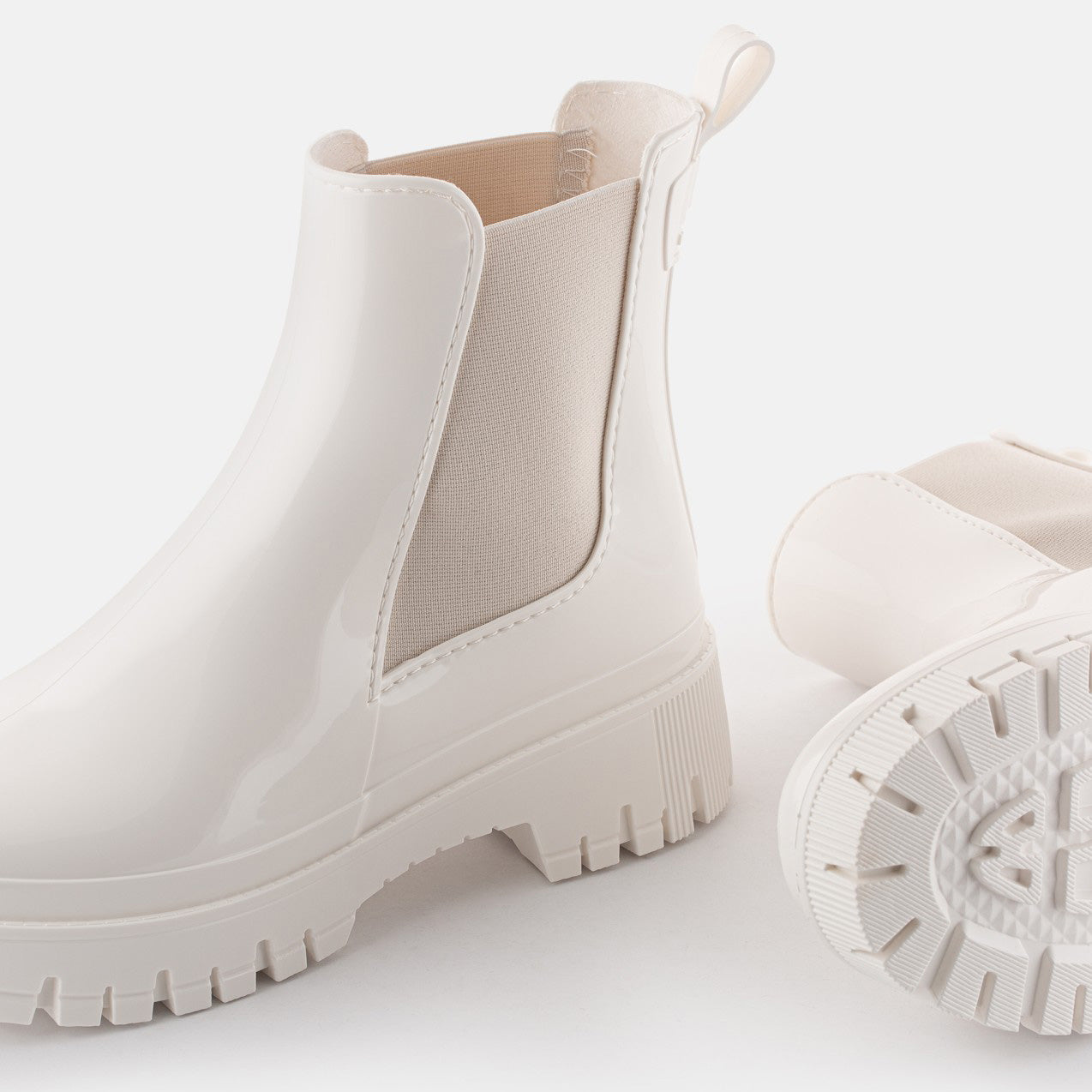 Blick auf die detaillierte Textur und das stilvolle Design der Lemon Jelly PEACHY Gummistiefel in Créme