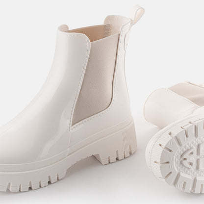 Blick auf die detaillierte Textur und das stilvolle Design der Lemon Jelly PEACHY Gummistiefel in Créme