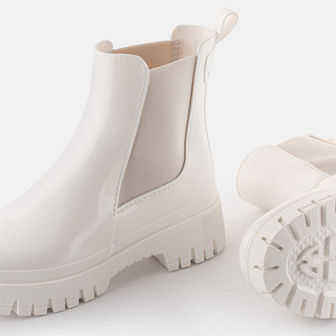 Blick auf die detaillierte Textur und das stilvolle Design der Lemon Jelly PEACHY Gummistiefel in Créme