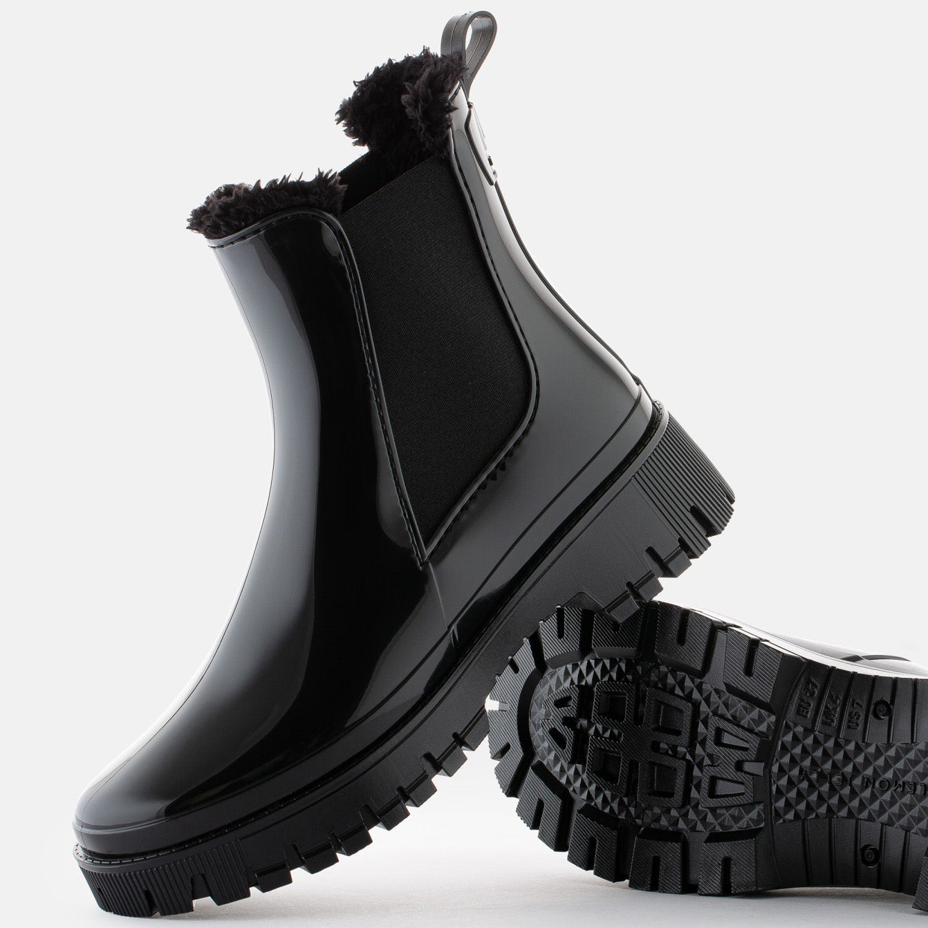 Seitenansicht der robusten schwarzen Gummistiefel COLDEN BLACK von LeMON JELLY