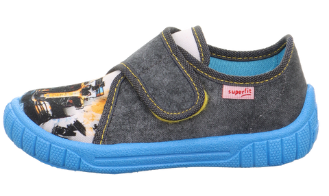 Hausschuh BILL 271-208 von SUPERFIT, Seitenansicht: dunkelgraues Denim, gelbe Ziernähte, blaue Sohle, Rennauto-Motiv.