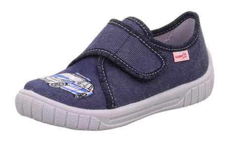 Seitliche Ansicht des SUPERFIT Hausschuh BILL 278-808 aus blauem Denim mit Klettverschluss und Polizeifahrzeug-Motiv.