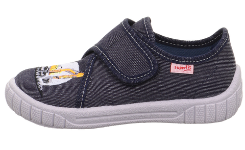 Seitenansicht eines SUPERFIT Hausschuhs BILL 278-810 in Denim mit Klettverschluss, weiße Sohle, Logo-Aufnäher.