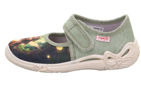 Detailaufnahme des SUPERFIT Hausschuhs Belinda 288-703, khaki/Elfe, mit Klettverschluss und pinkem Logo, weiße Sohle.