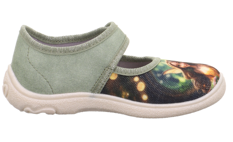Seitenansicht des SUPERFIT Hausschuh BELINDA 288-703, khaki Obermaterial, bunter Vorderfußbereich.