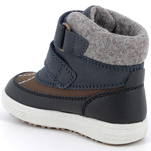 Person wearing the PRIMIGI GORE-TEX Knöchelschuh BARTH 68524-66 in navy and brown walking on a path