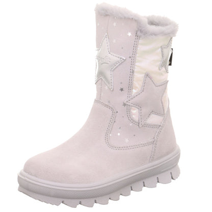 Detaillierte Nahaufnahme der SUPERFIT GORE-TEX Stiefel Flavia in hellgrau, zeigt wasserdichte Verarbeitung und bequemen Sitz