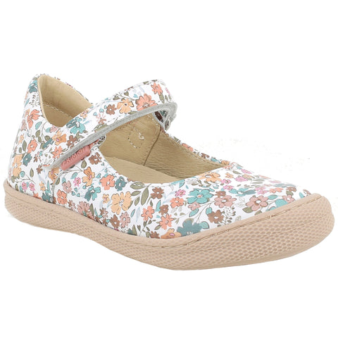 Eine weiße Sandale mit Blumenmuster und Klettverschluss