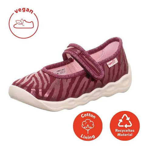 Seitenansicht des SUPERFIT Hausschuh Modell BUBBLE 6271-501 in bordeaux Zebramuster, Klettverschluss, weiße Sohle
