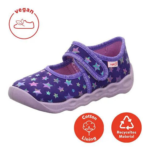 Seitenansicht des SUPERFIT Hausschuhs BUBBLE 6272-854, lila mit Sternen, Klettverschluss, hell-lila Sohle.