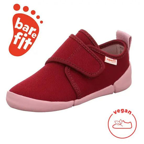 Seitenansicht des SUPERFIT Barfuß Hausschuh VENTI 6700-500 in rot, mit Klettverschluss und rosa Sohle.