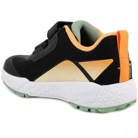 Seitenansicht eines PRIMIGI Gore-Tex Halbschuh Storm 14311-44 in Schwarz mit orangefarbenem Rand und neongrüner Sohle.