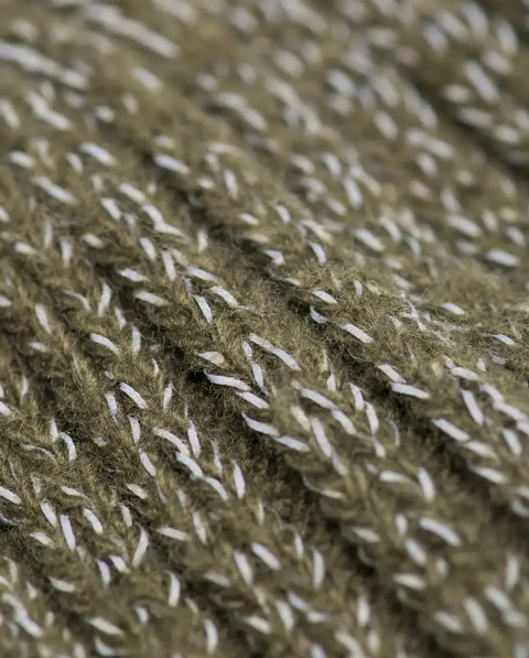 Detailaufnahme des Viking Beanie FUN REFLEX oliv, grob gestricktes Muster mit weißen Zierfäden.