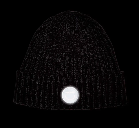 Vorderansicht der VIKING FUN REFLEX BEANIE – schwarze Strickmütze mit reflektierendem Logo-Patch