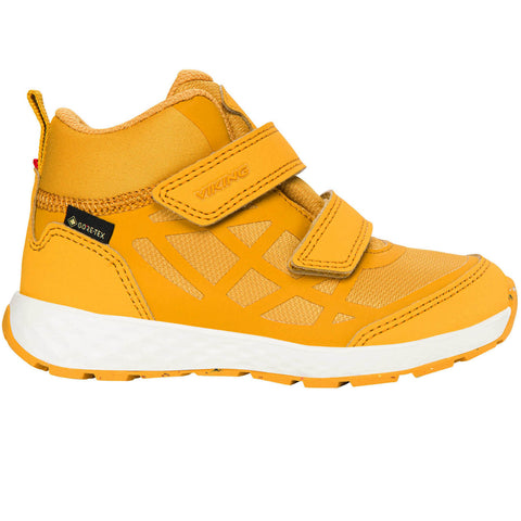 VIKING GORE-TEX Halbschuh VEME MID GTX - curry in action on a hiking trail