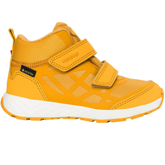 VIKING GORE-TEX Halbschuh VEME MID GTX - curry in action on a hiking trail