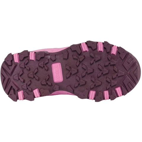 Unterseite des VIKING TEX Knöchelschuh TRACK MID WP 2V in lila/rosa; grobes Profil mit pinken Noppen, Viking-Logo sichtbar.
