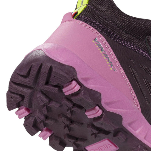 Seitenansicht des Viking TEX Knöchelschuh TRACK MID WP 2V in lila/rosa; pinkes Obermaterial, dunkle Sohle.