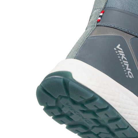 Seitenansicht des Viking Sneaker mit Denim-Obermaterial in rauchblau und grober Profilsohle.