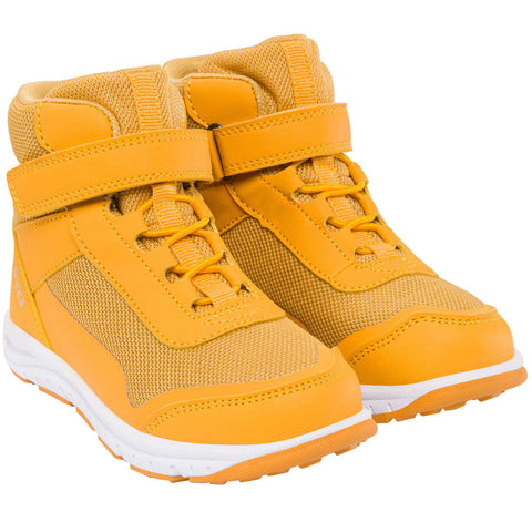 Person wearing VIKING TEX KNÖCHELSCHUH KNAPPER MID WP - curry boot on a hiking trail