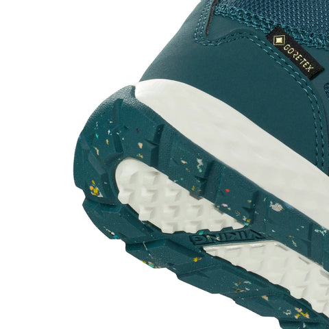 Seitenansicht eines petrolblauen VIKING Gore-TEX Knöchelschuhs VEME MID GTX; GORE-TEX-Label, weiße Sohle sichtbar