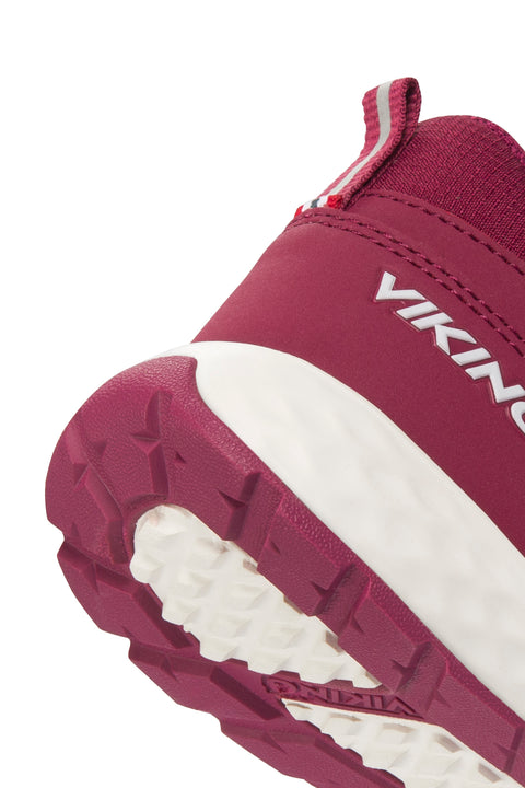 Langlebiger Halbschuh in Beerefarbe mit wasserdichter Gore-Tex-Ausstattung von VIKING