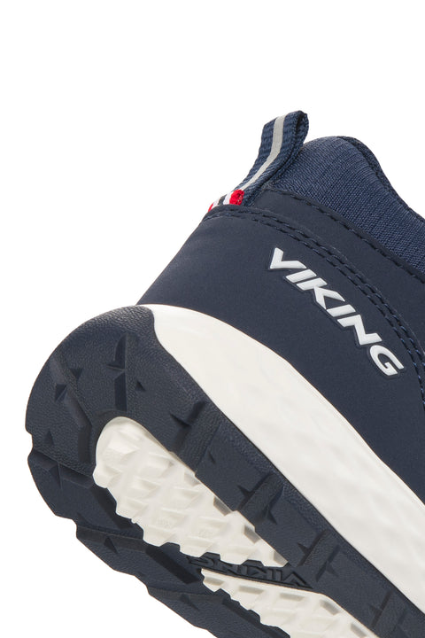 Detaillierte Nahaufnahme des navyfarbenen VIKING GORE-TEX Halbschuhs FUN MID GTX 1V mit atmungsaktiver Membran