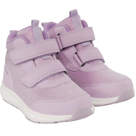 Vorderansicht von zwei lilafarbenen Viking TEX Knöchelschuh BOUNCY MID WP 2V mit Glitzer und Klettverschlüssen.