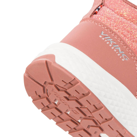 Seitenansicht des VIKING TEX Knöchelschuh BOUNCY MID WP 2V, rosa Glitzer-Obermaterial, weiße Zwischensohle, rosa Sohle.