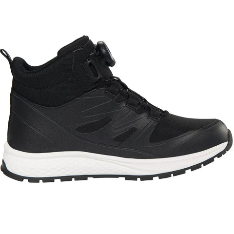 Seitenansicht des VIKING TEX Knöchelschuh EQUIP MID WP BOA in Schwarz; Textil-Obermaterial, weiße Sohle, BOA-Verschluss.